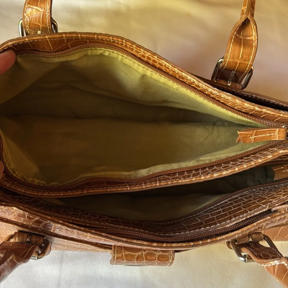 Liz Claiborne’s Tan Crocodile Pattern Tan Handbag - Picture 9 of 17